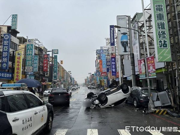 ▲▼高雄轎車自撞翻覆「陀螺轉」畫面曝，變電箱被撞爛136戶衰停電。（圖／記者賴文萱翻攝）