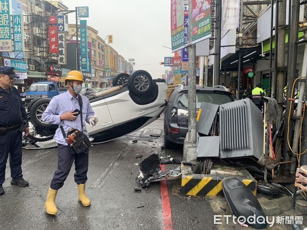 ▲▼高雄轎車自撞翻覆「陀螺轉」畫面曝　變電箱被撞爛136戶衰停電。（圖／記者賴文萱翻攝）