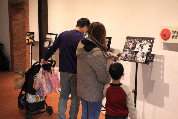 圖二：世新圖傳系大一學生在萬華剝皮寮歷史街區舉行攝影展。（圖／世新大學提供）