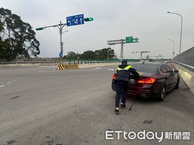 百萬名車上班時間「刁車卡路中」　龍潭暖警雨中推車即刻救援