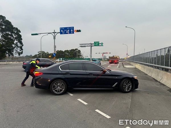 ▲台北市廖姓男子駕車在國3，因引擎異常，一下交流道即拋錨路中。（圖／龍潭警分局提供）