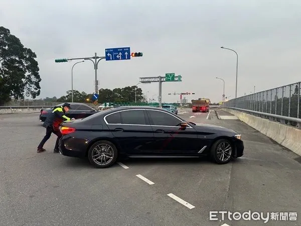 ▲台北市廖姓男子駕車在國3，因引擎異常，一下交流道即拋錨路中。（圖／龍潭警分局提供）