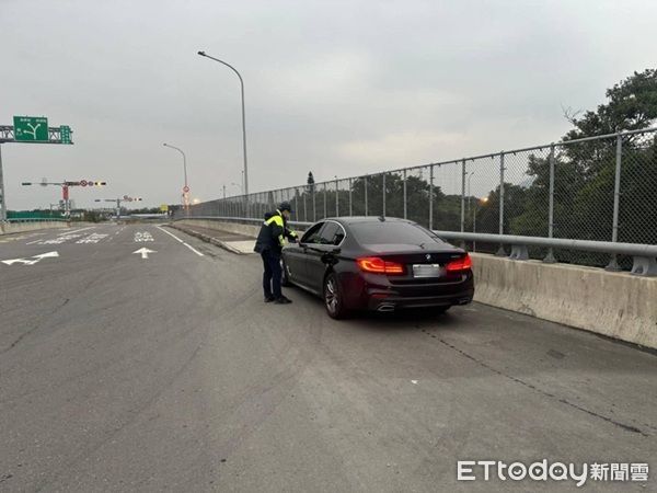 ▲▼員警一邊指揮交通，一邊協助將拋錨車輛推至道路安全處。（圖／龍潭警分局提供）