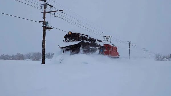 ▲▼日本青森縣大雪過後，正在清除鐵軌上的積雪。（圖／路透）