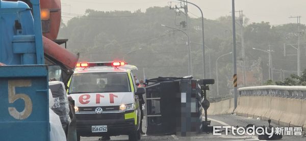  ▲▼ 嘉義縣中埔鄉司同公路小貨車翻覆 。（圖／記者翁伊森攝）  