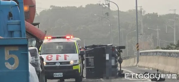  ▲▼ 嘉義縣中埔鄉司同公路小貨車翻覆 。（圖／記者翁伊森攝）  