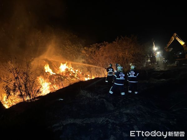 金門金湖鎮賞鳥聖地陽明湖畔林地火災。（圖／記者林名揚翻攝）