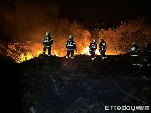 金門金湖鎮賞鳥聖地陽明湖畔林地火災。（圖／記者林名揚翻攝）