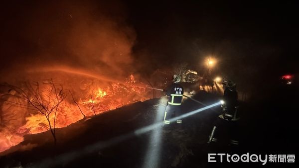 金門金湖鎮賞鳥聖地陽明湖畔林地火災。（圖／記者林名揚翻攝）