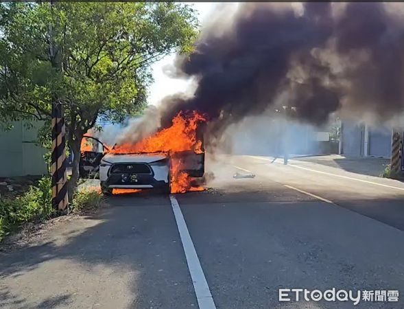 ▲台南新化發生一起火燒車事件，除汽車燒燬並造成駕駛及副駕駛人嚴重燒傷，火災調查出爐，竟是噴灑車內除臭劑，又使用打火機點香菸才引起爆炸燃燒。（圖／記者林東良翻攝，下同）