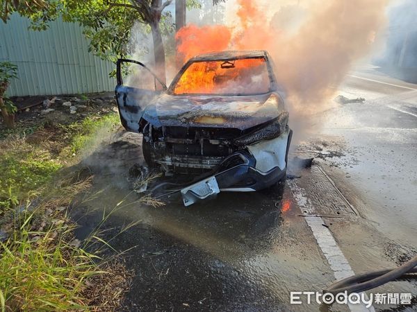 ▲台南新化發生一起火燒車事件，除汽車燒燬並造成駕駛及副駕駛人嚴重燒傷，火災調查出爐，竟是噴灑車內除臭劑，又使用打火機點香菸才引起爆炸燃燒。（圖／記者林東良翻攝，下同）