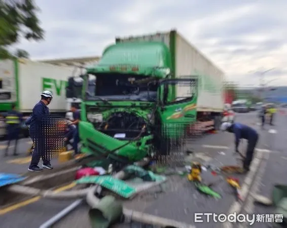 ▲大貨車自撞電桿，駕駛受困被救出             。（圖／記者吳奕靖翻攝）