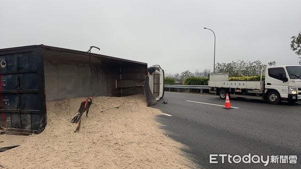 ▲國道1號北上苗栗銅鑼路段發生砂石車翻車事故，造成後方大塞車長達5公里。（圖／記者楊永盛翻攝）