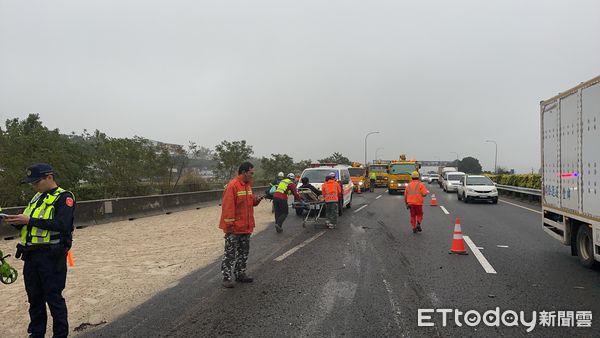 ▲國道1號北上苗栗銅鑼路段發生砂石車翻車事故，造成後方大塞車長達5公里。（圖／記者楊永盛翻攝）