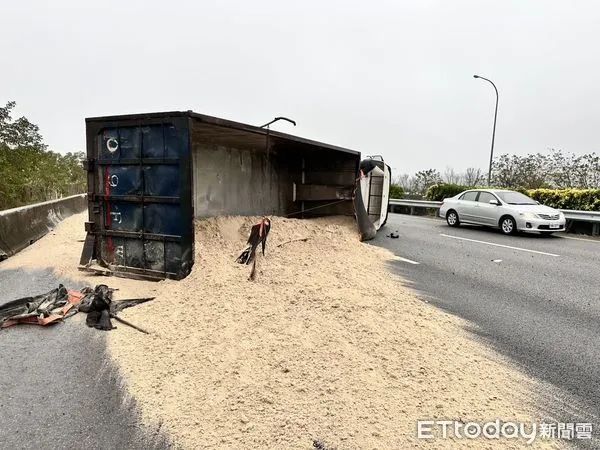 ▲國道1號北上苗栗銅鑼路段發生砂石車翻車事故，造成後方大塞車長達5公里。（圖／記者楊永盛翻攝）