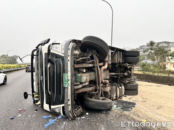 ▲國道1號北上苗栗銅鑼路段發生砂石車翻車事故，造成後方大塞車長達5公里。（圖／記者楊永盛翻攝）