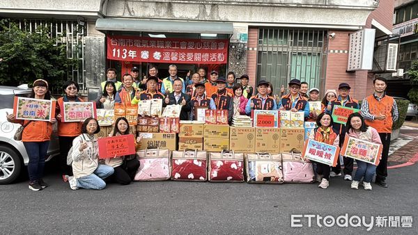 ▲台南市勞工局、電氣工會長期參與做工行善團房屋修繕，適逢聖誕節特別準備紅包 、電扇、暖暖被、燕麥片、真空白米、衛生紙桶麵、雙響泡麵、農民曆等物資關懷弱勢家庭。（圖／記者林東良翻攝，下同）