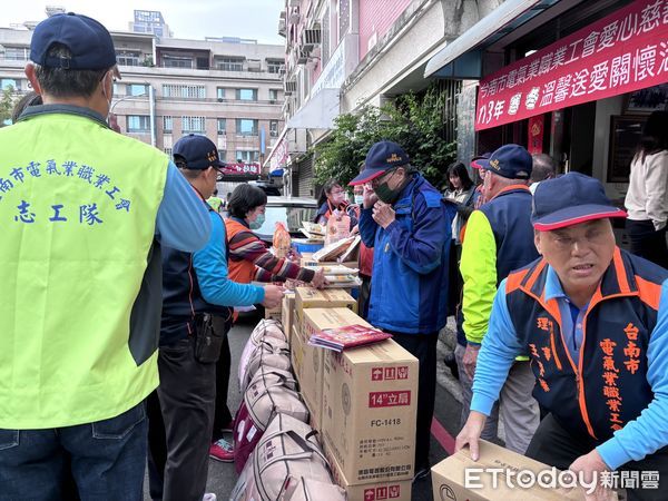 ▲台南市勞工局、電氣工會長期參與做工行善團房屋修繕，適逢聖誕節特別準備紅包 、電扇、暖暖被、燕麥片、真空白米、衛生紙桶麵、雙響泡麵、農民曆等物資關懷弱勢家庭。（圖／記者林東良翻攝，下同）