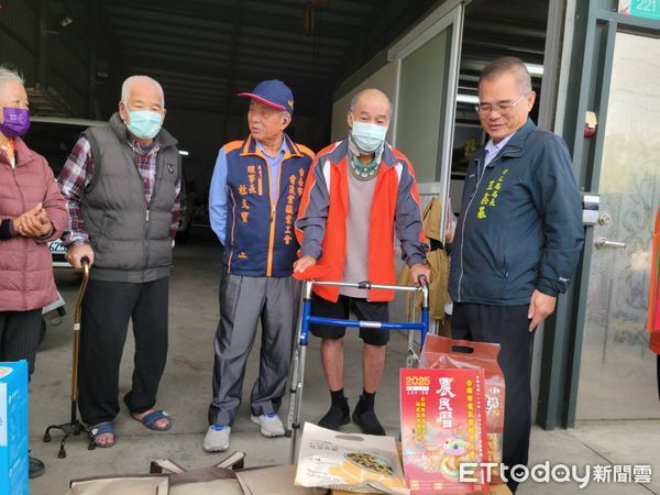 ▲台南市勞工局、電氣工會長期參與做工行善團房屋修繕，適逢聖誕節特別準備紅包 、電扇、暖暖被、燕麥片、真空白米、衛生紙桶麵、雙響泡麵、農民曆等物資關懷弱勢家庭。（圖／記者林東良翻攝，下同）