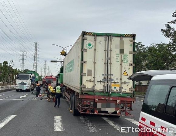 ▲▼ 聯結車疑閃車自撞分隔島！擊落紅綠燈車頭毀損　現場慘況曝。（圖／記者賴文萱翻攝）