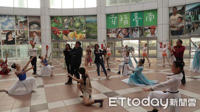 驚豔快閃南市府　四所學校舞蹈藝才班宣傳「沉浸˙4」聯合成果展