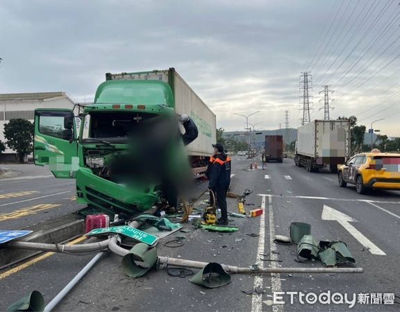 ▲▼ 聯結車疑閃車自撞分隔島！擊落紅綠燈車頭毀損　現場慘況曝。（圖／記者賴文萱翻攝）