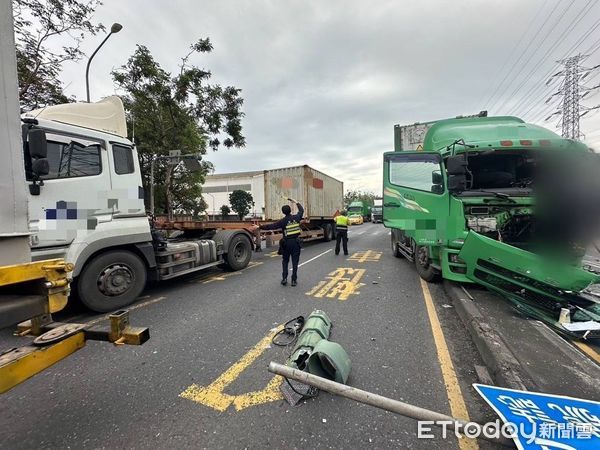 ▲▼ 聯結車疑閃車自撞分隔島！擊落紅綠燈車頭毀損　現場慘況曝。（圖／記者賴文萱翻攝）