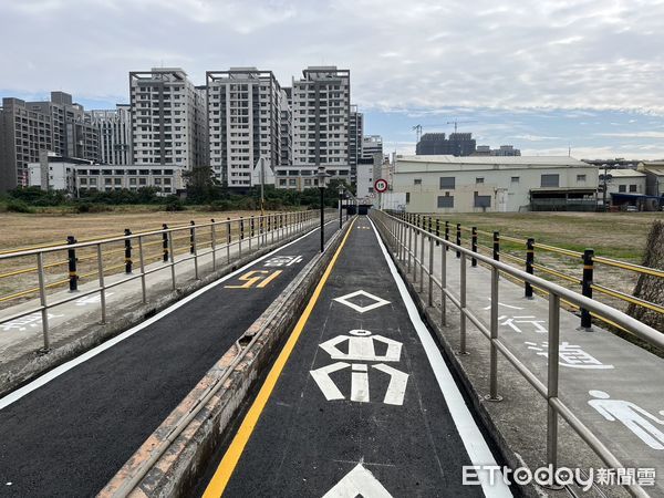 ▲台南永康區東橋一路自行車道調整為臨時便道，25日上午7時重新對外開放通行使用，提醒機車族、自行車騎士及行人確實依照便道現場牌面、標線指示來通行，並優先停讓及注意行人。（圖／記者林東良翻攝，下同）