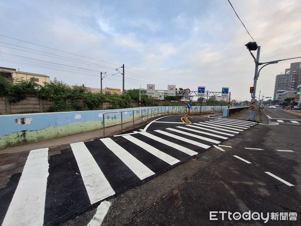 ▲台南永康區東橋一路自行車道調整為臨時便道，25日上午7時重新對外開放通行使用，提醒機車族、自行車騎士及行人確實依照便道現場牌面、標線指示來通行，並優先停讓及注意行人。（圖／記者林東良翻攝，下同）