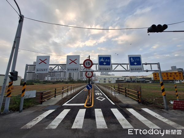 ▲台南永康區東橋一路自行車道調整為臨時便道，25日上午7時重新對外開放通行使用，提醒機車族、自行車騎士及行人確實依照便道現場牌面、標線指示來通行，並優先停讓及注意行人。（圖／記者林東良翻攝，下同）