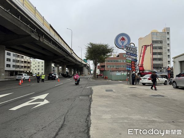 ▲▼台中黑色自小客車擦撞另一輛白色車後四輪朝天，黑車翻覆，白車滑到路邊。（圖／民眾提供，下同）