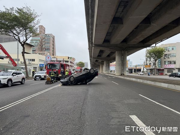 ▲▼台中黑色自小客車擦撞另一輛白色車後四輪朝天，黑車翻覆，白車滑到路邊。（圖／民眾提供，下同）