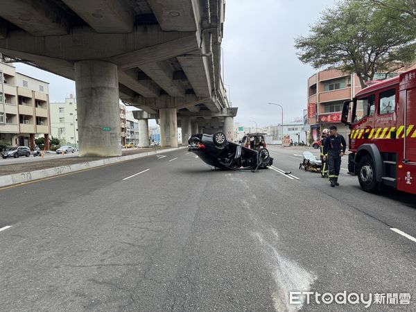 ▲▼台中黑色自小客車擦撞另一輛白色車後四輪朝天，黑車翻覆，白車滑到路邊。（圖／民眾提供，下同）