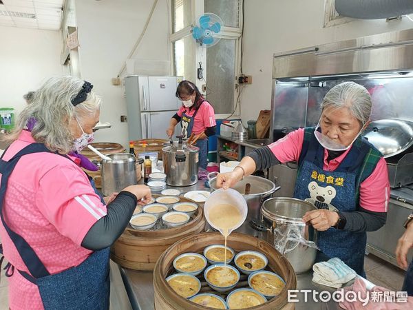 ▲台南安平沙灘社區發展協會的「耆儒園地」，25日由長者回饋長期幫助他的志工及各單位人員，親自下廚，將台南知名小吃碗粿、芋籤粿、四神湯搬上桌，連村長涼麵創辦人張長壽也親自前往拌料。（圖／記者林東良翻攝，下同）