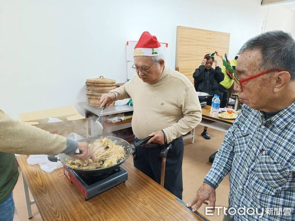 ▲台南安平沙灘社區發展協會的「耆儒園地」，25日由長者回饋長期幫助他的志工及各單位人員，親自下廚，將台南知名小吃碗粿、芋籤粿、四神湯搬上桌，連村長涼麵創辦人張長壽也親自前往拌料。（圖／記者林東良翻攝，下同）