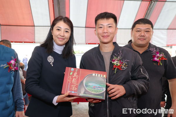 ▲南投縣長許淑華頒獎表揚鹿谷冬茶評鑑得獎茶農。（圖／南投縣政府提供）