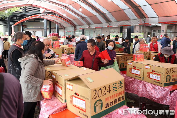 ▲南投縣長許淑華頒獎表揚鹿谷冬茶評鑑得獎茶農。（圖／南投縣政府提供）