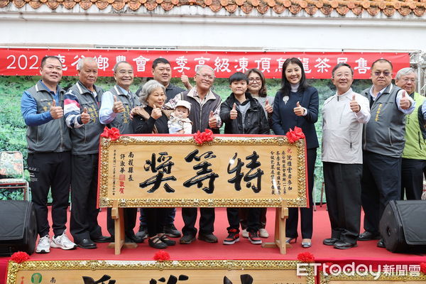 ▲南投縣長許淑華頒獎表揚鹿谷冬茶評鑑得獎茶農。（圖／南投縣政府提供，下同）