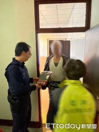 ▲警方結合善心人士聖誕送暖。（圖／記者楊漢聲翻攝）