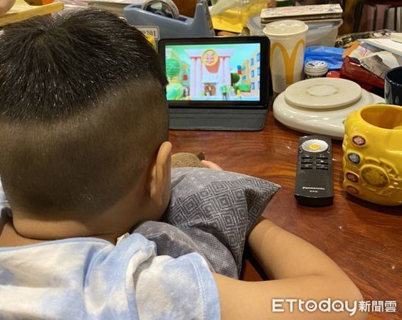 ▲孩童近視的原因不一定是電視所致，而是長時間近距離的用眼。（圖／衛福部南投醫院提供，下同）