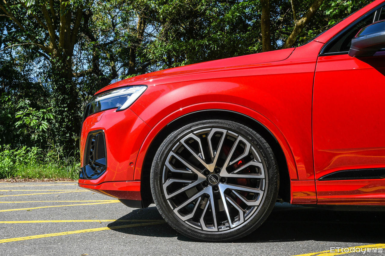 ▲與保時捷凱燕共享不少技術！Audi SQ7用配備、價格突顯獨特的高CP值。（圖／記者徐煜展攝）