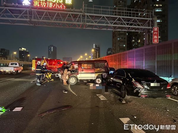 ▲▼國道車禍1死3傷「女乘客噴飛車外亡」　現場照片曝光。（圖／記者賴文萱翻攝）