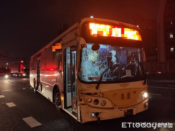 ▲▼國道車禍1死3傷「女乘客噴飛車外亡」　現場照片曝光。（圖／記者賴文萱翻攝）