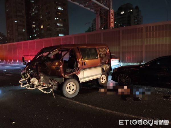 ▲▼國道車禍1死3傷「女乘客噴飛車外亡」　現場照片曝光。（圖／記者賴文萱翻攝）