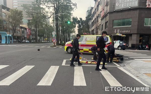 ▲▼高雄妹騎車酒駕「高速自撞」！人車滑行大量火花噴出，驚悚畫面曝。（圖／記者賴文萱翻攝）