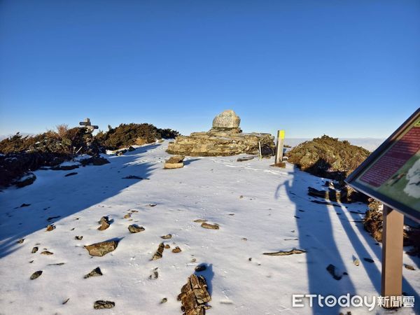 ▲冷氣團發威，雪山地區降下入冬第1場瑞雪，雪山主峰積雪3~5公分。（圖／記者楊永盛翻攝）