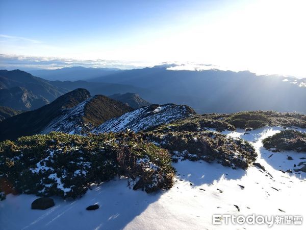 ▲冷氣團發威，雪山地區降下入冬第1場瑞雪，雪山主峰積雪3~5公分。（圖／雪霸國家公園管理處提供）