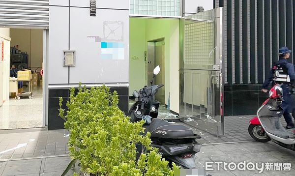 ▲桃園市楊梅區環東路上某產險公司昨天下午被不明人士在公司前與電梯口處被潑灑白色油漆，警方據報後到場蒐證。（圖／記者沈繼昌翻攝）