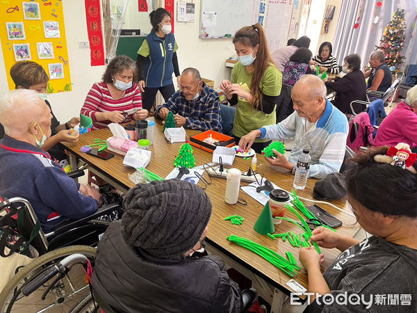 ▲長者戴上繽紛假髮，賣力唱跳展現活力。（圖／門諾基金會提供，下日）