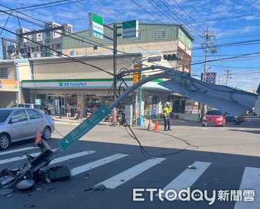 台中2大車接力勾斷號誌桿　騎士等紅燈險遭砸！驚險影片曝光